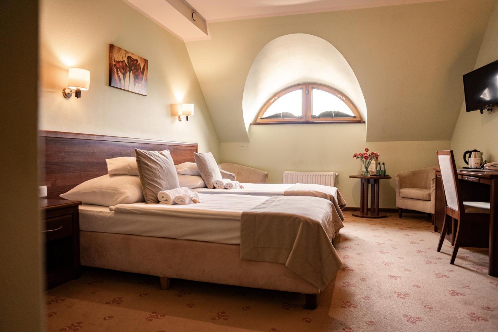 Hotel Rycerski Czeladz Bagian luar foto